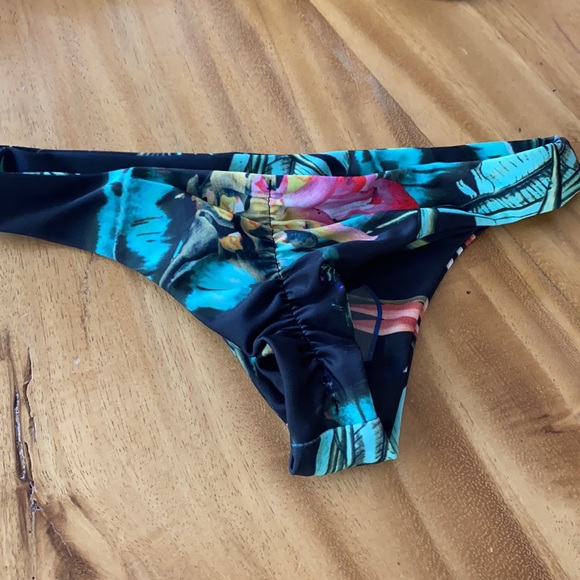 Stone Fox BNWT scrunch bum bikini with 2 styles - Picture 5 of 8